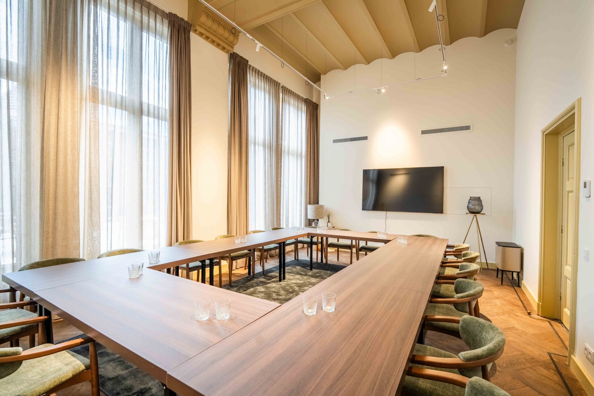 mooie vergaderruimte boeken met karakteristiek en fijne akoestiek inclusief tv led scherm voor presentaties en flip overs
