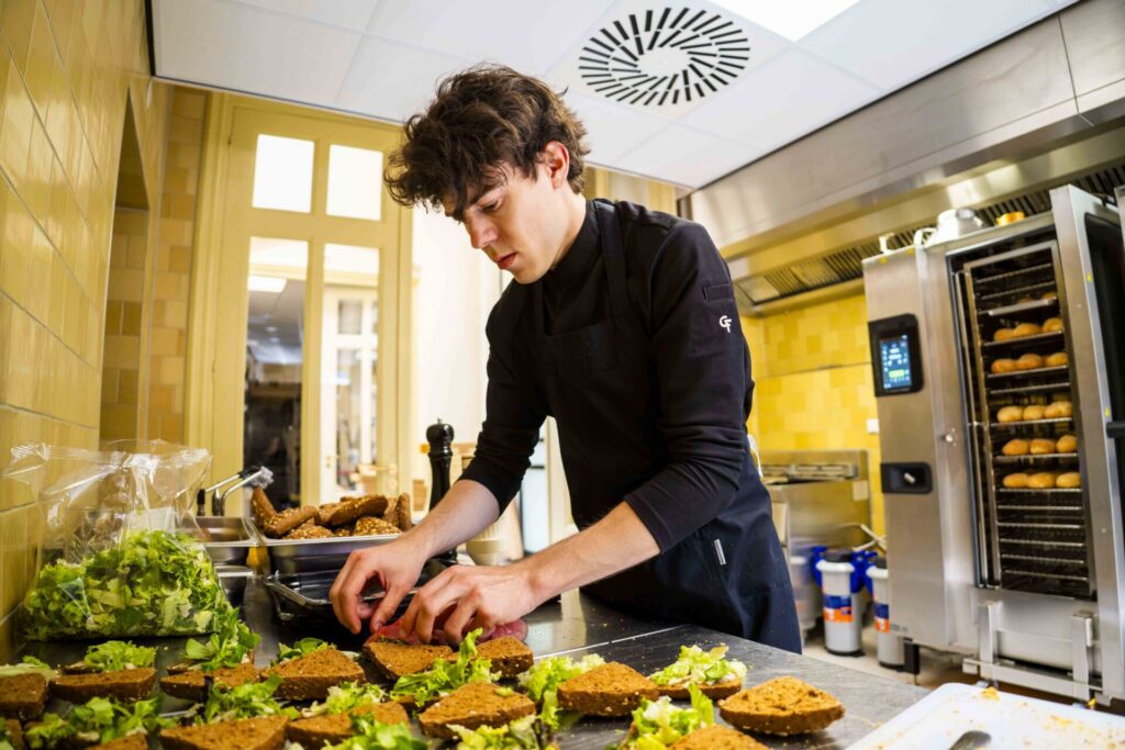 heerlijke, belegde luxe broodjes door catering van Munthuys die uw gerechten bereiden voor lunch en diner