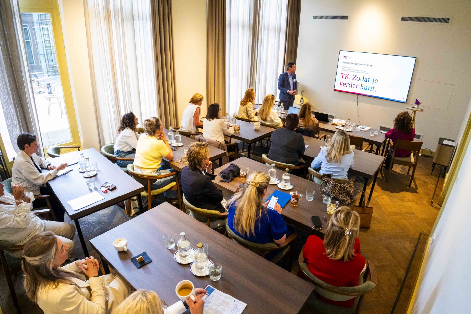 gasten die zitten in de domzaal bij een zakelijk congres wat is georganiseerd in munthuys, wat gevestigd zit in het Muntgebouw. Ze zitten in een subzaal