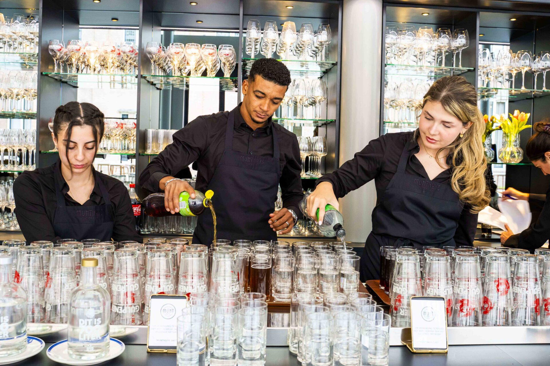 inschenken van wijn in munthuys tijdens een bijeenkomst in munthuys in het muntgebouw in utrecht