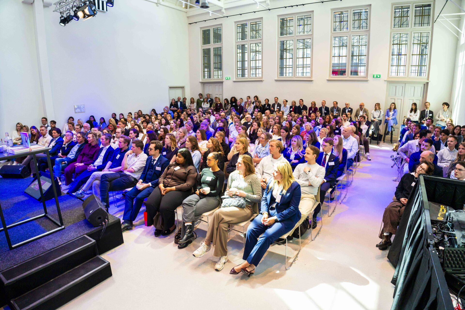 gasten die zitten in de Pletterij bij een zakelijk congres wat is georganiseerd in munthuys, wat gevestigd zit in het Muntgebouw