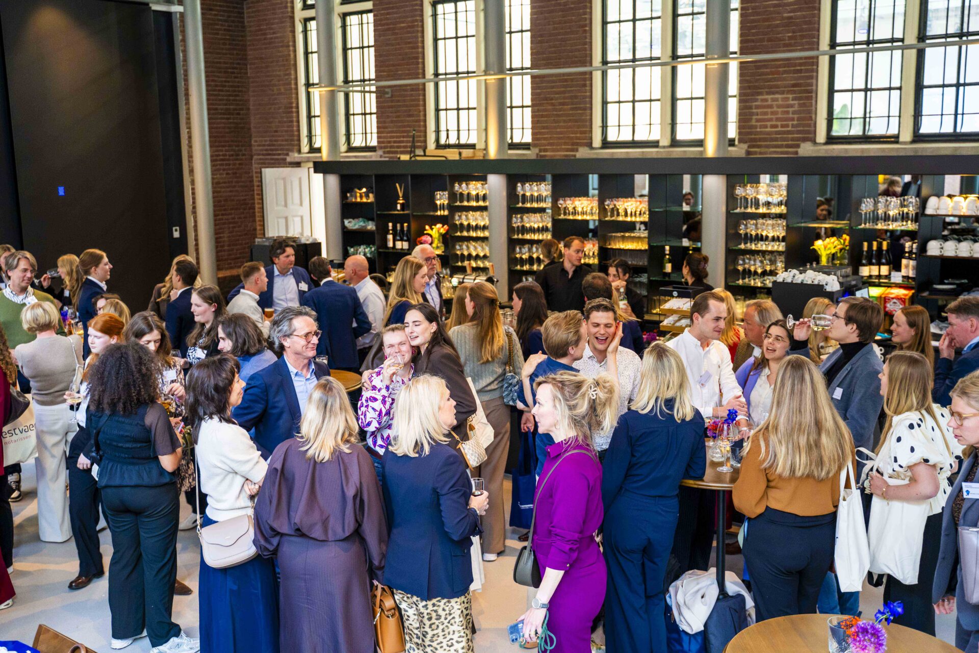 succesvolle borrel in een van onze mooite catering ruimtes, de foyer. capaciteit voor meer dan 100 personen in een gezellig ingerichte en lichte ruimte
