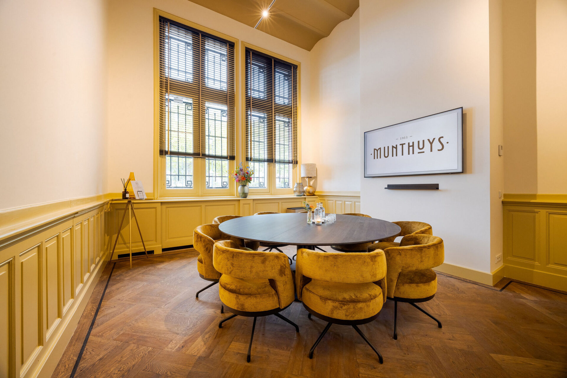 Munthuys heeft verschillende vergaderruimtes beschikbaar in Utrecht. De Guldenkamer is een vergaderruimte in vaste opstelling. Grote ronde tafel met 8 luxe stoelen. Beschikt over een scherm en flipover.