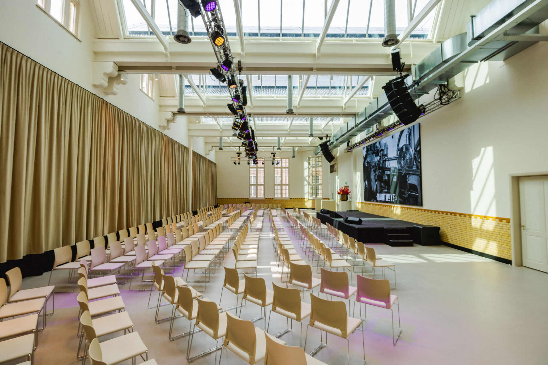 Munthuys Utrecht by Joni Israeli