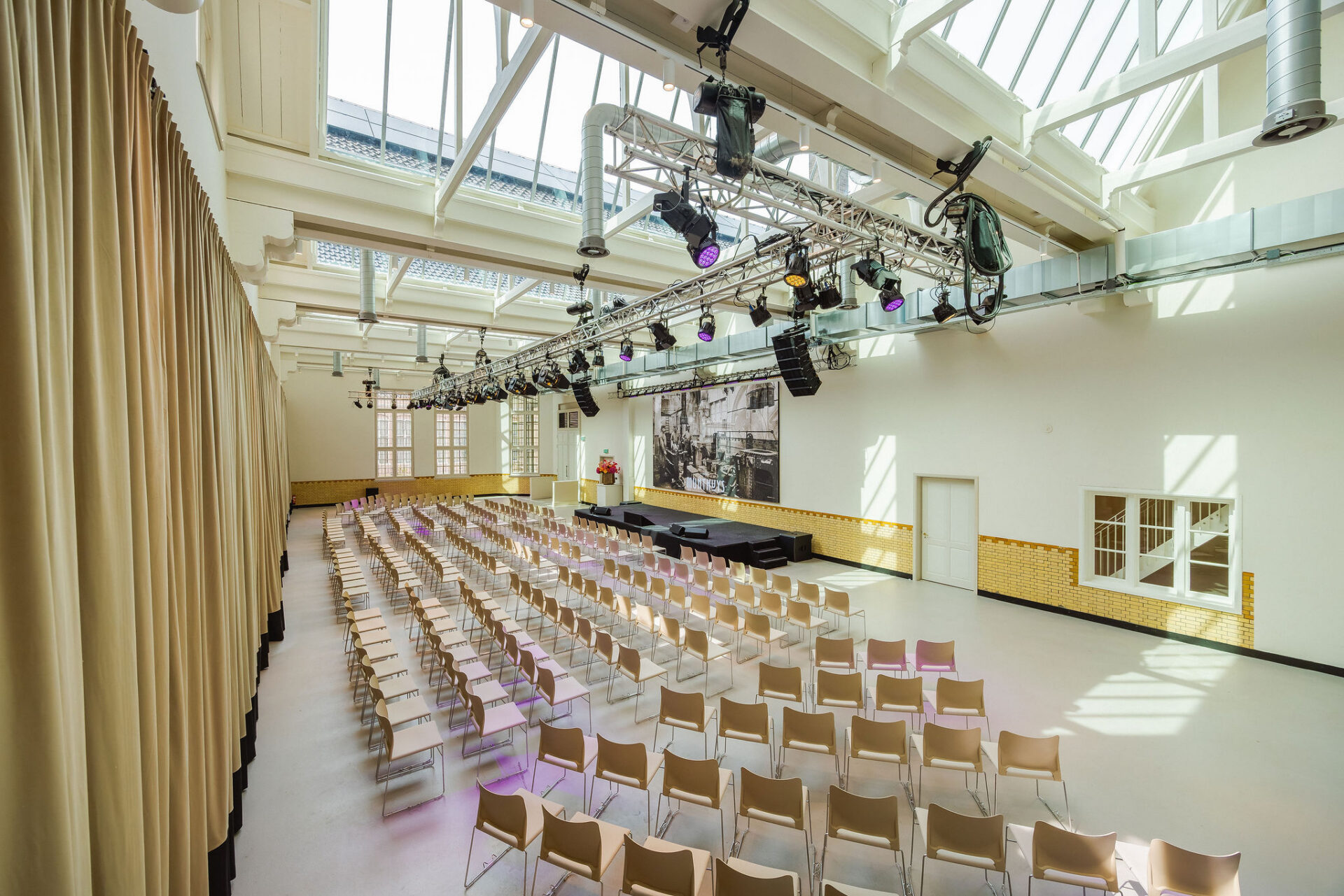 De Muntzaal is de beste zaal voor een congres er kunnen namelijk 400 gasten in theather opstelling in. Er is veel daglicht en techniek in de zaal aanwezig