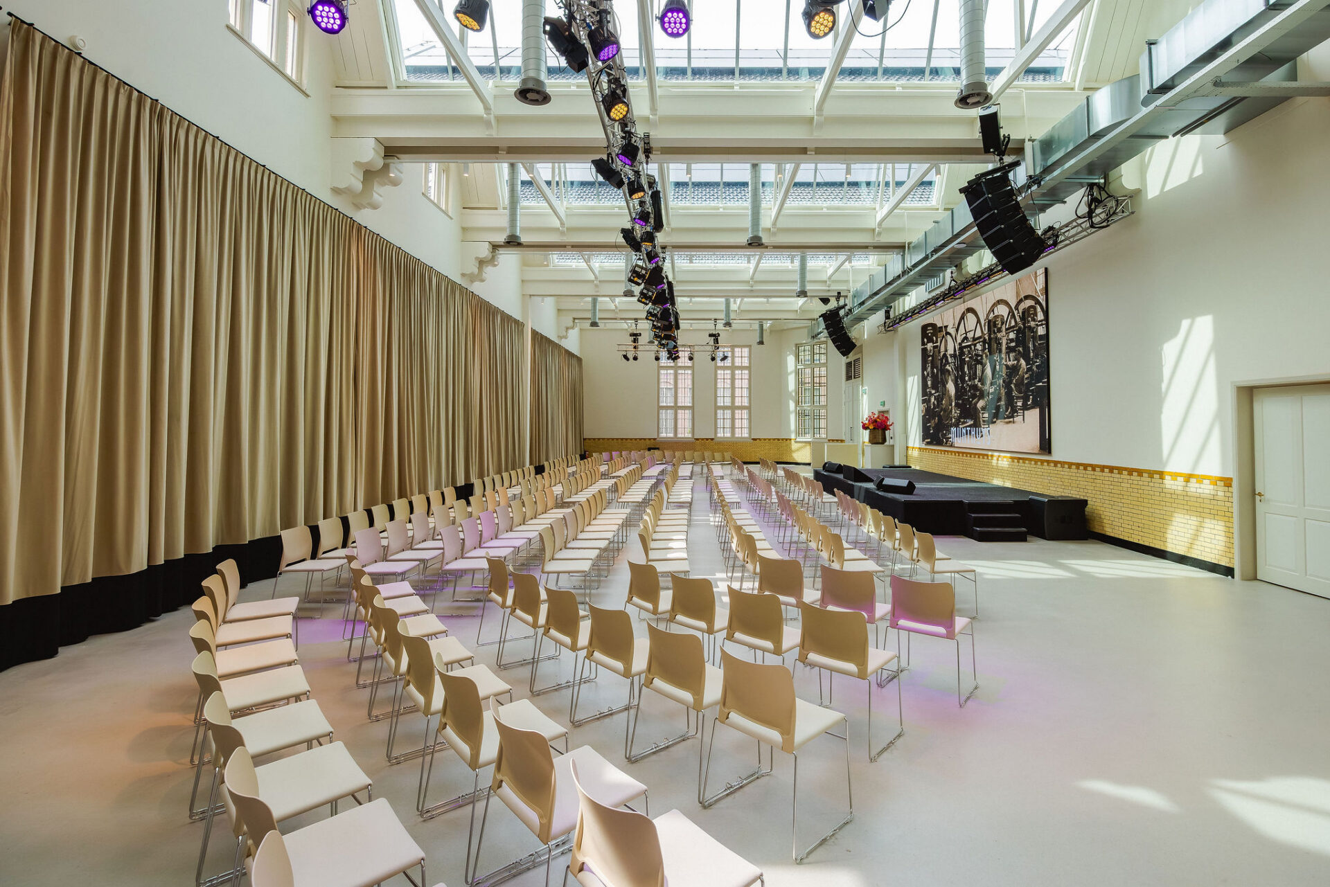 de muntzaal is de grootste zaal van munthuys en heeft veel daglicht. er is veel techniek en de zaal is geschikt voor grote feesten, congressen, bijeenkomsten en evenementen
