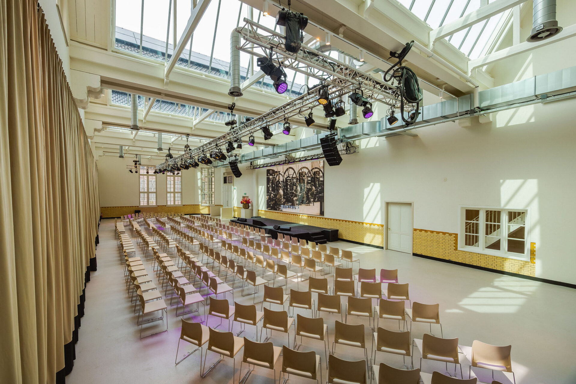 de muntzaal is de grootste zaal van munthuys en heeft veel daglicht. er is veel techniek en de zaal is geschikt voor grote feesten, congressen, bijeenkomsten en evenementen