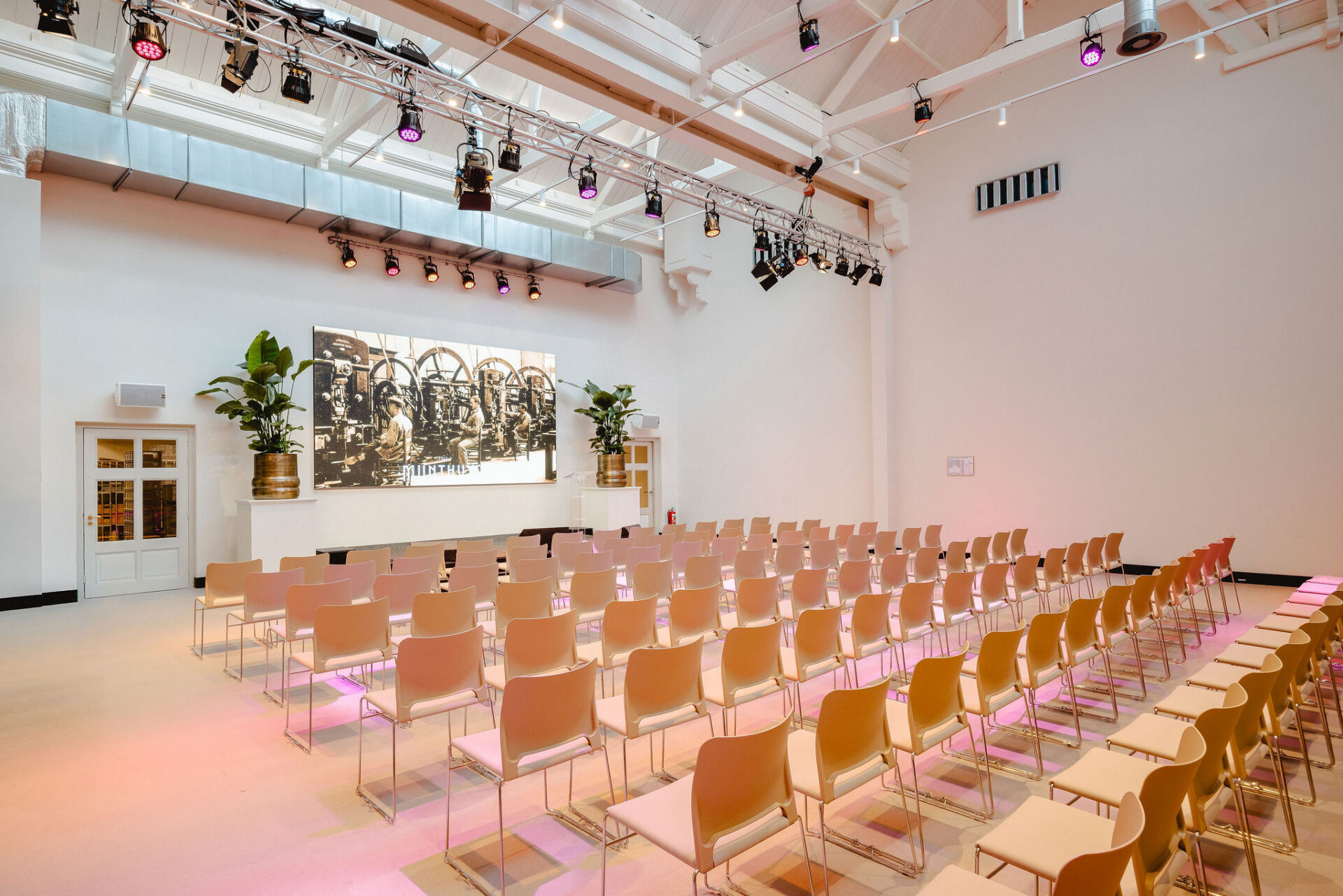 De pletterij is de op één na grootste eventzaal bij Munthuys gevestigd in het Muntgebouw. Grenst aan de Foyer, beschikt over moderne techniek en is uiterst geschikt voor bijeenkomsten. Zie hier de theateropstelling.