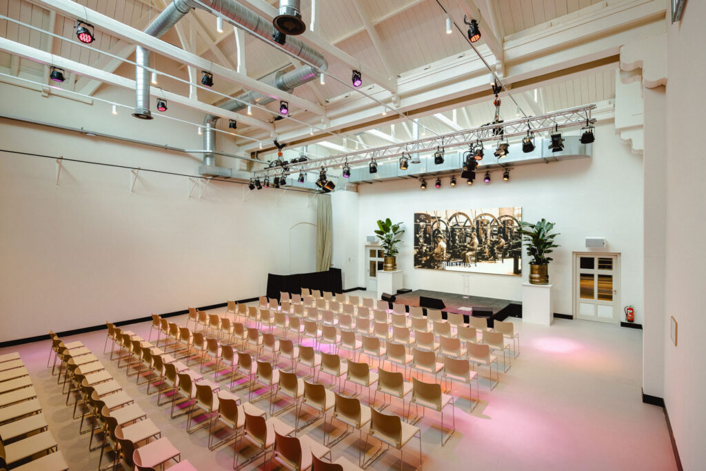 de pletterij is een mooie zaal voor grote vergaderingen en andere zakelijke bijeenkomsten. inclusief is een led scherm en verschillende audio technieken