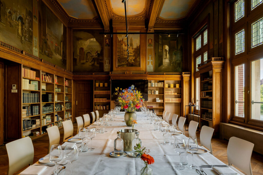 De Rijkszaal, de voormalige bibliotheek van de Rijksmunt op de eerste verdieping van het Muntgebouw, is cultuurhistorisch een van de meest waardevolle interieurs van het pand. Originele boekenkasten, wandschilderingen van Ids Wiersma en een fraai plafond zijn bewaard gebleven. Is bij uitstek geschikt voor huwelijksvoltrekkingen, beëdigingen, ondertekeningen, promoties en besloten diners