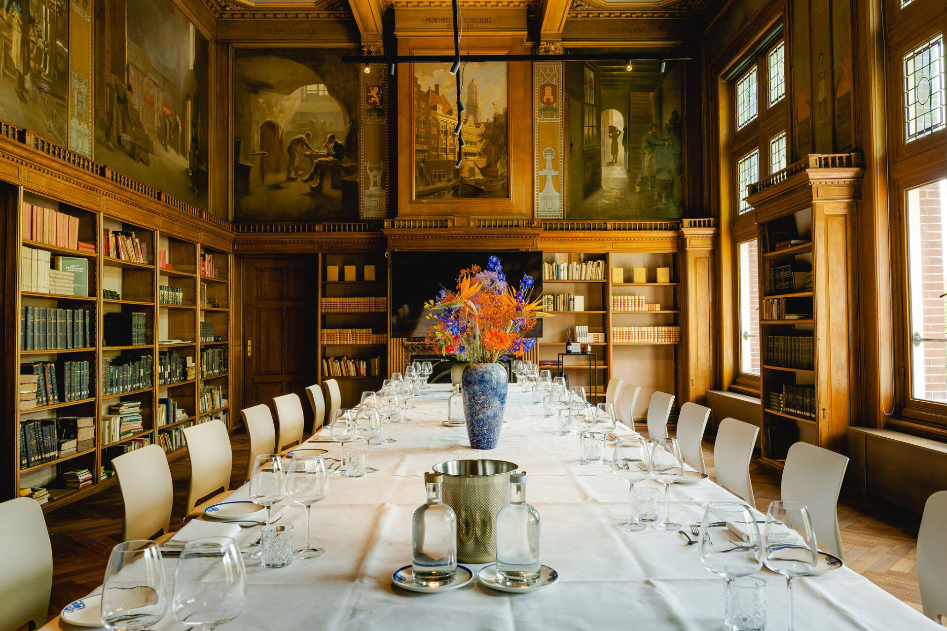 De Rijkszaal, de voormalige bibliotheek van de Rijksmunt op de eerste verdieping van het Muntgebouw, is cultuurhistorisch een van de meest waardevolle interieurs van het pand. Originele boekenkasten, wandschilderingen van Ids Wiersma en een fraai plafond zijn bewaard gebleven. Is bij uitstek geschikt voor huwelijksvoltrekkingen, beëdigingen, ondertekeningen, promoties en besloten diners